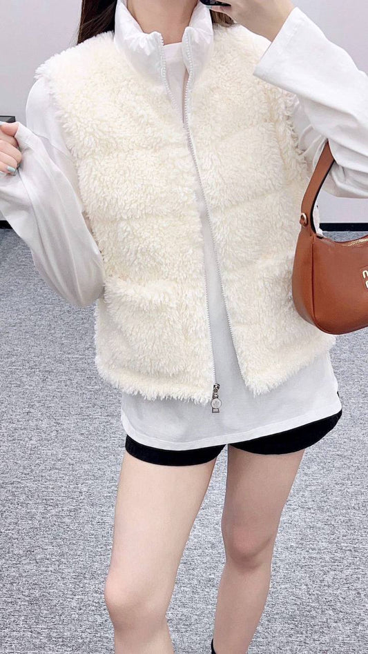 *MONCLER*
Women’s Sleeveless Jacket 
Master Quality 
SML
400 dhs🪙🌨️

Zain276
♥️♥️♥️