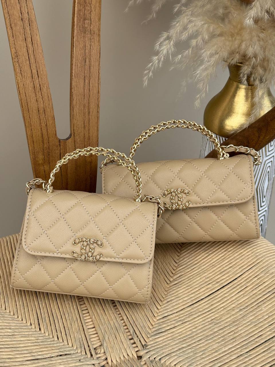 CHANEL
15cm
340 dhs✅
18cm
360 dhs✅
Top quality 
With box🎁

Zain167
♥️♥️♥️
