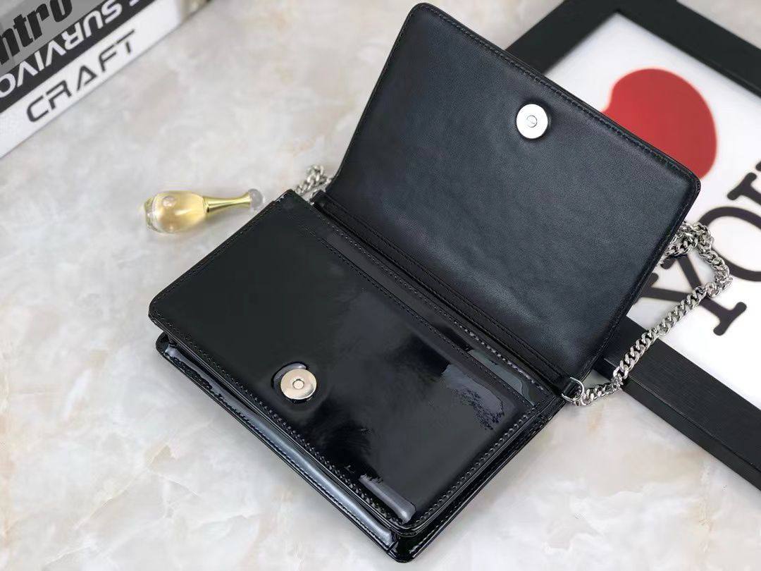 Dior Diorama Flap Bag Cannage Embossed✅*
*Size 20 cm*
For Price 👇 WTSP Text Zain 0568585901

Zain274
♥️♥️♥️