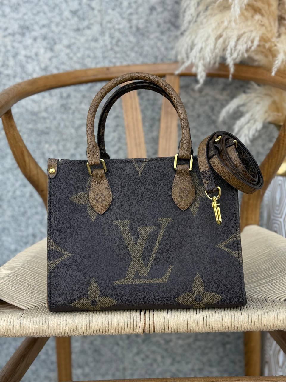 New Collection✨✨✨
LV
25cm
340 dhs🪙🌨️
Top quality 
With box🎁

Zain167
♥️♥️♥️