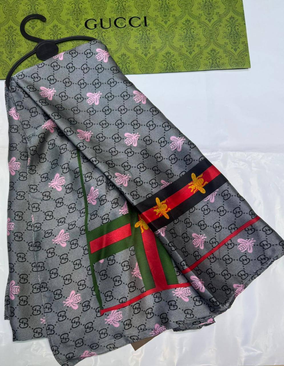 LV - Gucci
Silk scarf 
40 dhs✅
55 dhs✅ 

with box🎁🎁🎁

Zain93
♥️♥️♥️