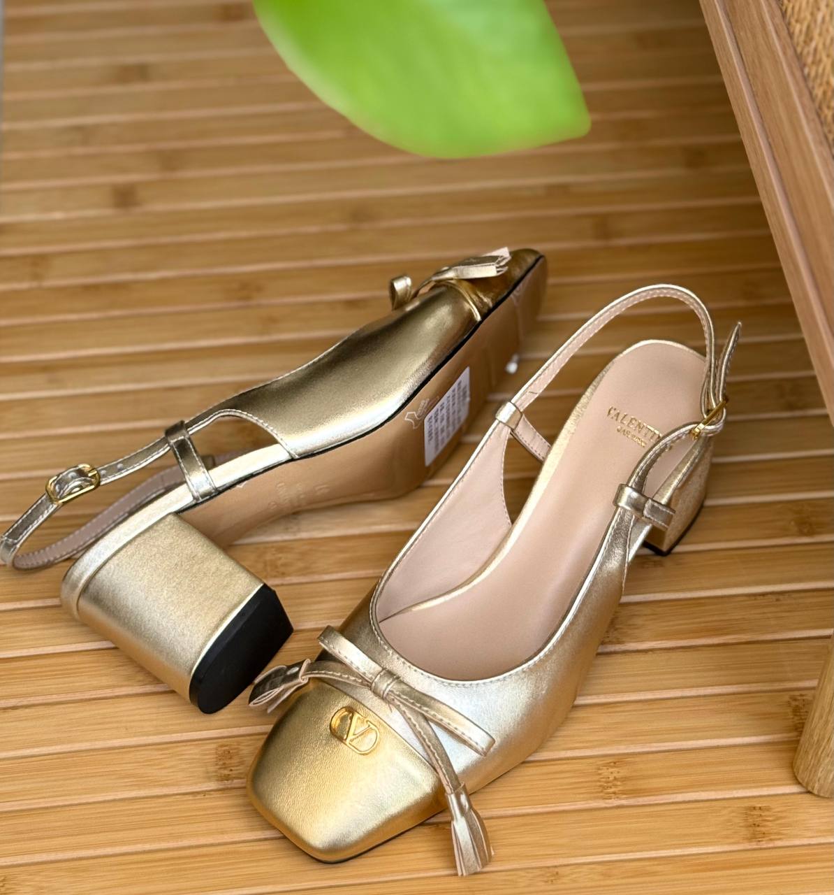 Valentino
✨ 𝐍𝐞𝐰 𝐂𝐨𝐥𝐥𝐞𝐜𝐭𝐢𝐨𝐧
✨ 𝐒𝐮𝐩𝐞𝐫 𝐌𝐚𝐬𝐭𝐞𝐫 𝐐𝐮𝐚𝐥𝐢𝐭𝐲
✨ 𝐀𝐯𝐚𝐢𝐥𝐚𝐛𝐥𝐞 𝐍𝐨𝐰
✨ 𝐒𝐢𝐳𝐞𝐬: 𝟑𝟔 — 𝟒𝟏
460 dhs✅

Zain178
♥️♥️♥️