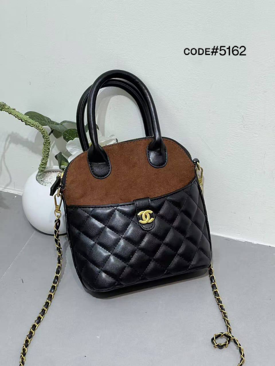 CHANEL ᴄʟᴜᴛᴄʜ
ᴡɪᴛʜ ᴄʜᴀɪɴ
ɢᴏʟᴅ ʜᴀʀᴅᴡᴀʀᴇ
sᴜᴀᴅᴇ ᴄᴀʟғsᴋɪɴ ᴍᴀᴛᴇʀɪᴀʟ
sɪᴢᴇ : 19 cm

70 dhs🪙💕

Zain31
♥️♥️♥️