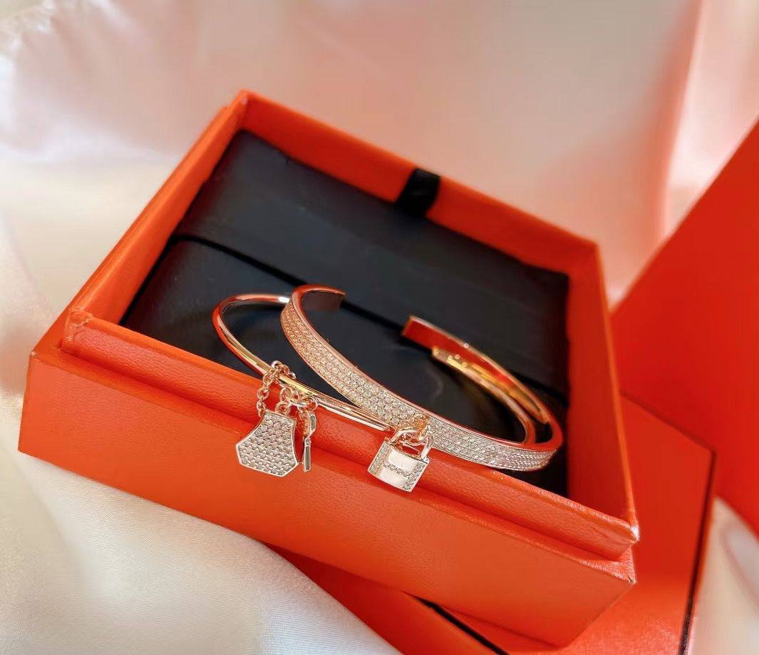 HERMES
Bangles 
Free size 🍃
Master
With normal box 🎁
100 dhs🇦🇪🇦🇪


With master box 🎁
110 dhs🇦🇪🇦🇪

Zain263
♥️♥️♥️