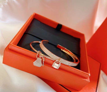 HERMES
Bangles 
Free size 🍃
Master
With normal box 🎁
100 dhs🇦🇪🇦🇪


With master box 🎁
110 dhs🇦🇪🇦🇪

Zain263
♥️♥️♥️