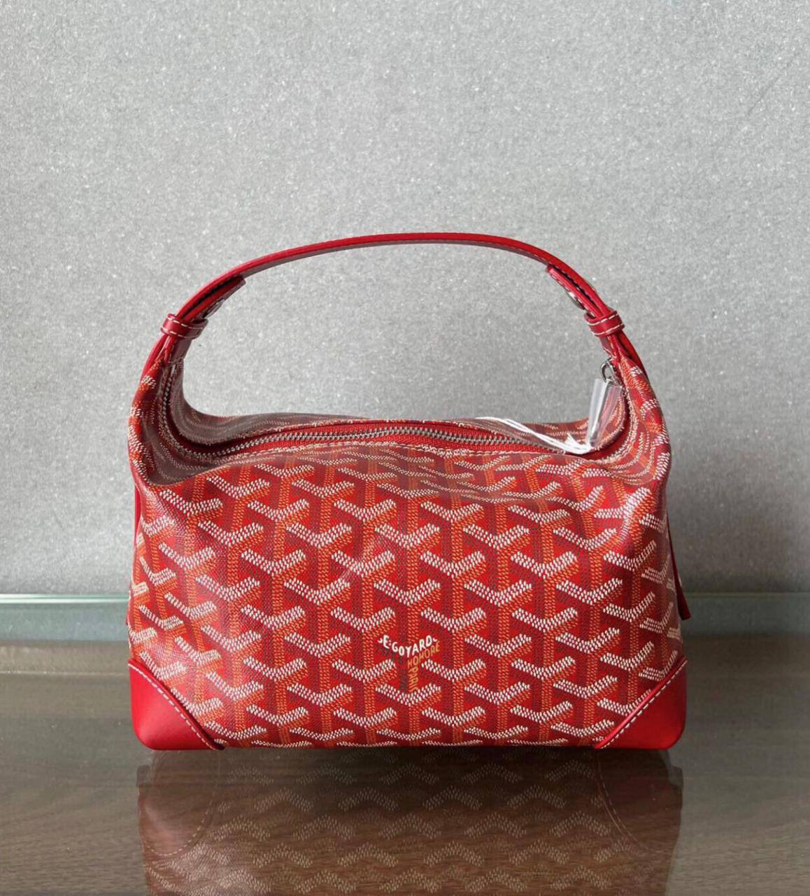 Goyard 
good quality 
with box 
🎁🎁🎁

120 dhs✅

Size : 25cm

Zain295
♥️♥️♥️