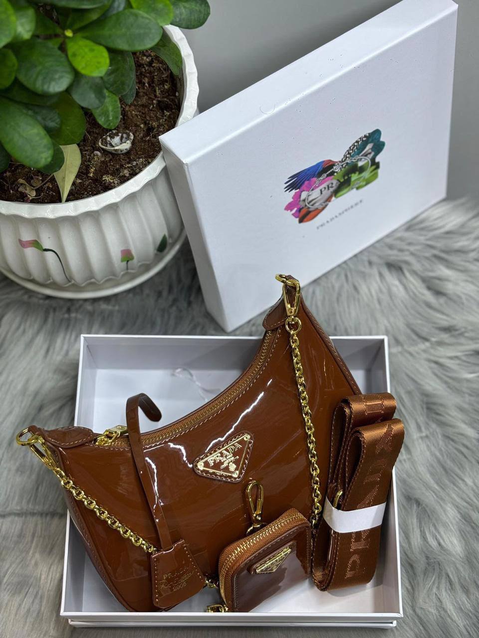 Prada
85 dhs✅
With box

Zain219
♥️♥️♥️