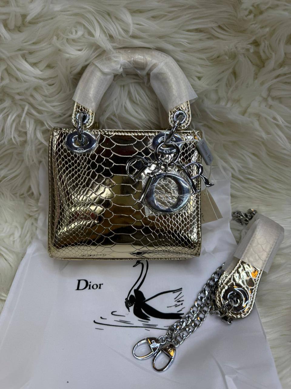 ❤️ Lady Dior 
1️⃣ First quality +🎁
Size : 18 * 14 * 7 cm
95 dhs✅
with box 🎁

Zain115
♥️♥️♥️