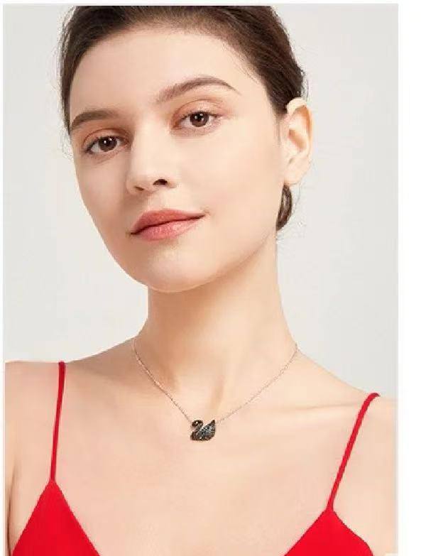 SWAROVSKI ❤️‍🔥*
Necklace 💥
Master quality 💯
With normal boxes 📦 
45 dhs🪙💚

Zain216
♥️♥️♥️