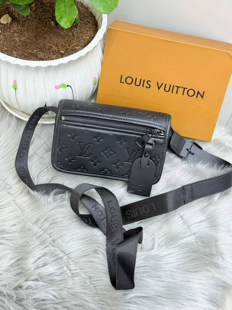 LV
SIZE  ………17CM 🥰
85 dhs❣️

with BOX🌷
🎁🎁🎁

Zain51
♥️♥️♥️