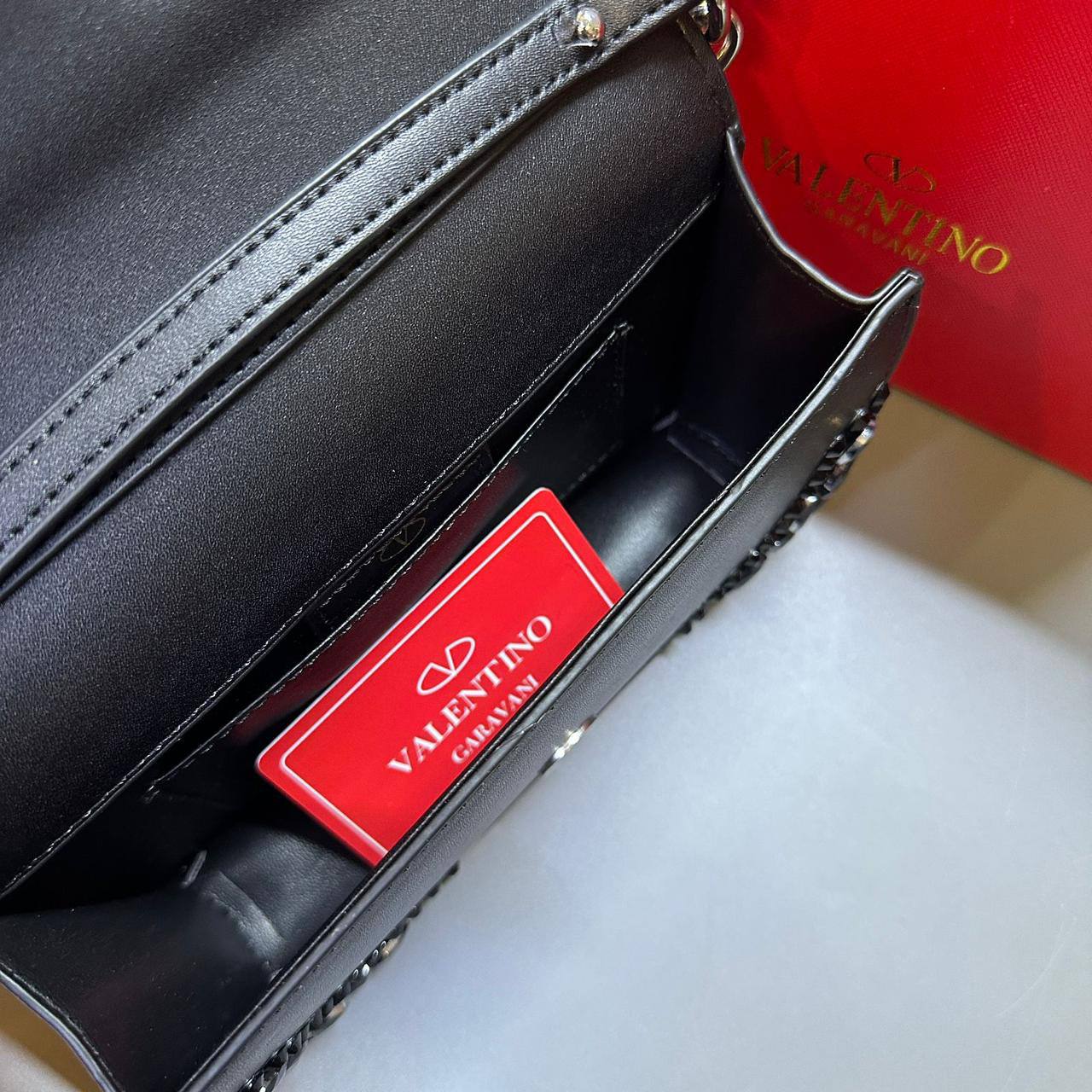 VALENTINO
 COPY ONE NEW CAME 

WITH BOX 
🎁🎁🎁

140 dhs❣️

Zain279
♥️♥️♥️