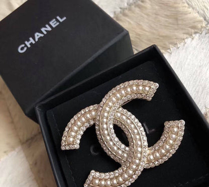 CHANEL❤️‍🔥*
BROOSH🦋
Master quality 💯
With normal boxes 📦 
55 dhs✅
With master box 🗃️ 
70 dhs✅

Zain216
♥️♥️♥️