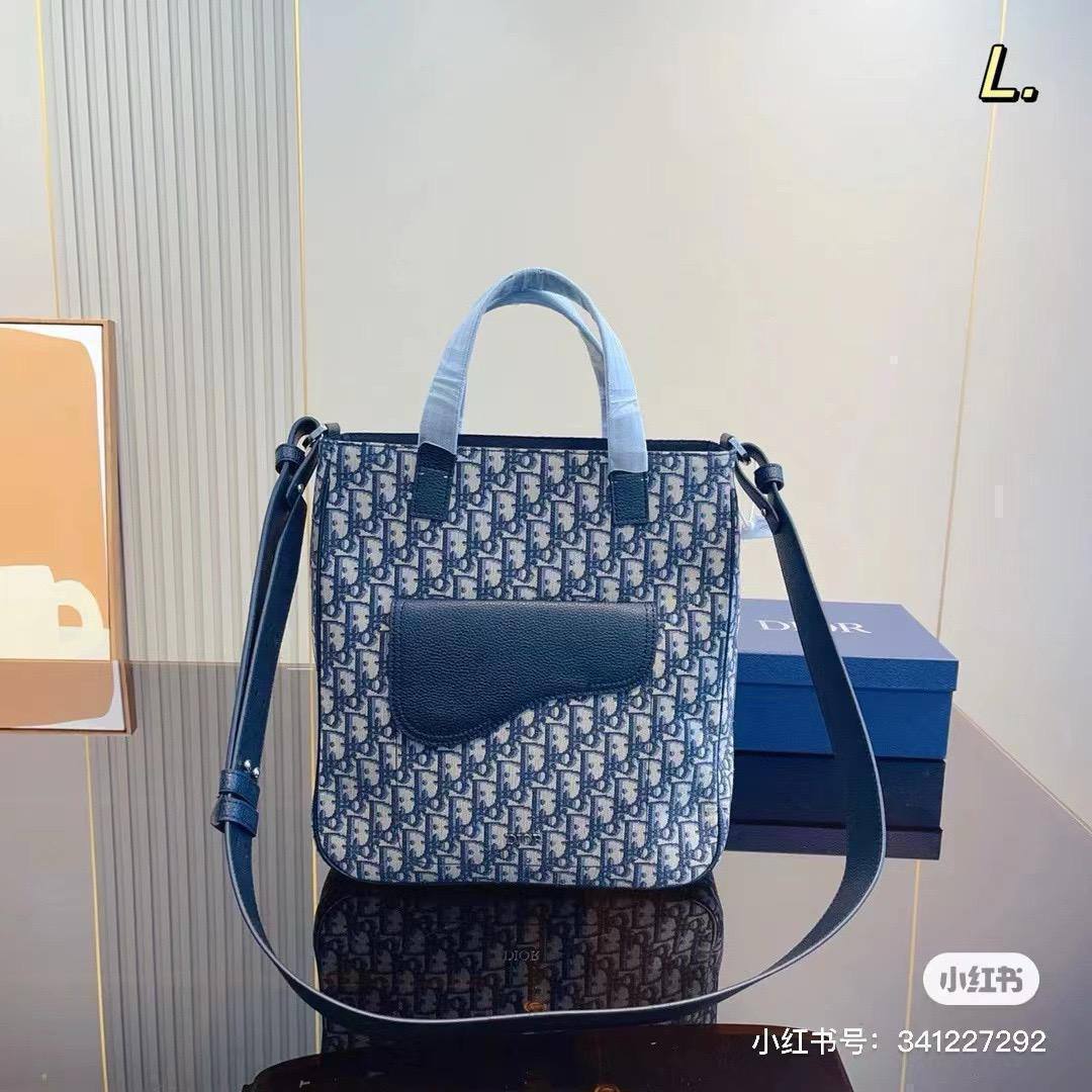Dior

33*31*12cm
80 dhs🇦🇪🇦🇪

Zain17
♥️♥️♥️