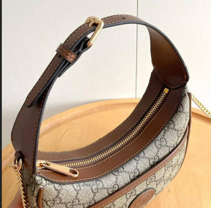 Gucci

95 dhs🪙🌨️

with box
🎁🎁🎁

size 22×5×12cm

Zain213
♥️♥️♥️