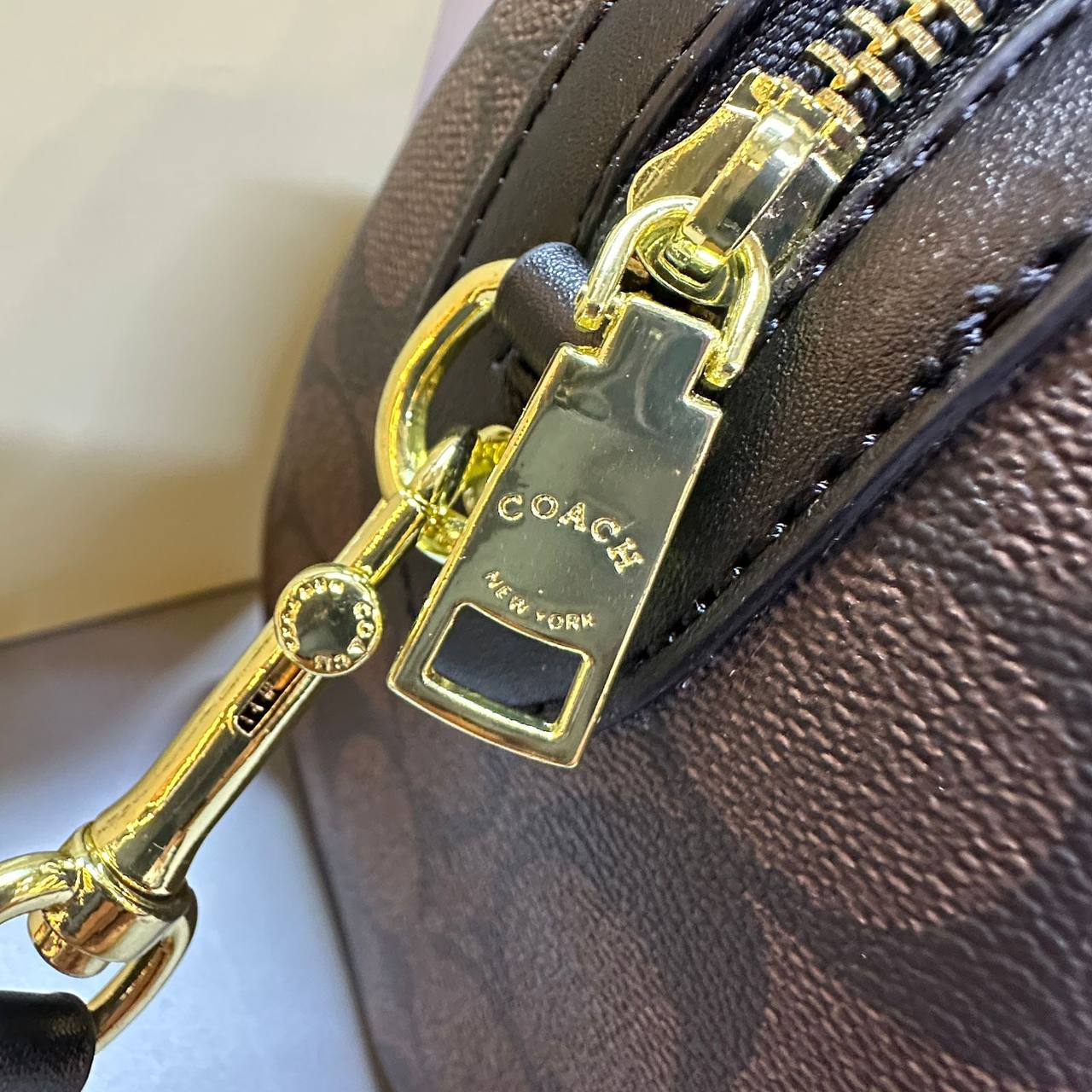 COACH 

NEW CAME GOOD QUALITY 
WITH BOX 
🎁🎁🎁

95 dhs🪙🌨️

Zain39
♥️♥️♥️