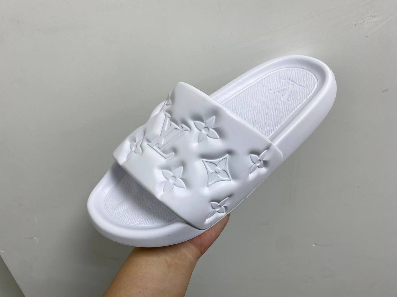 RAMADAN 
OFFER OFFER 🤩🤩
LV slippers
120 dhs🇦🇪

Zain242
♥️♥️♥️