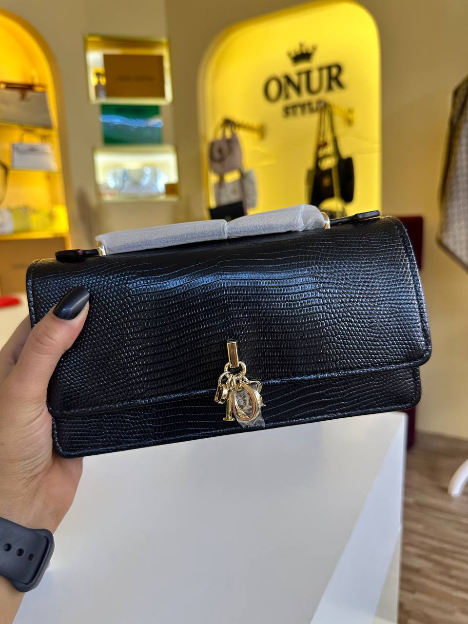 Dior

Master quality

21 cm 
with box
 280 dhs🇦🇪🇦🇪


Zain95 
♥️♥️♥️

Zc