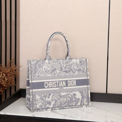 Dior
Best quality
With box’s
🎁🎁🎁

120 dhs❣️
size 41cm

Zain158
♥️♥️♥️