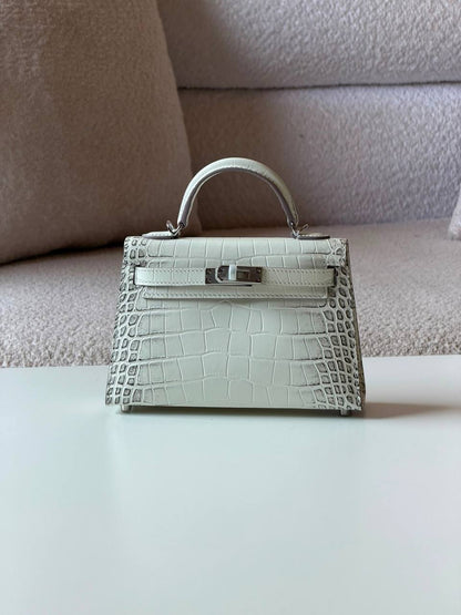 Hermes kelly croc 19cm💕master quality😍with box❤️
520 dhs💓

Zain52
♥️♥️♥️