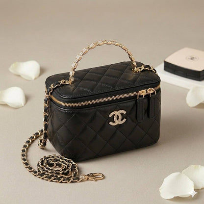 CHANEL Top Handle
Vanity Diamond design
Lambskin Leather Material
With Mirror inside
With BOX🎁
Size : 18 cm
110 dhs✅

Zain239
♥️♥️♥️