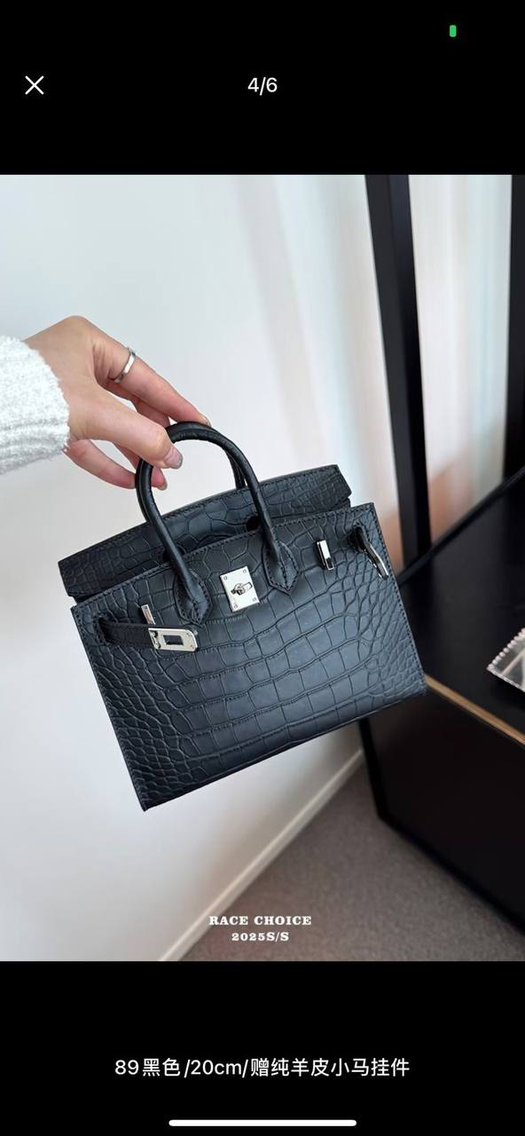 Hermes

21cm 
105 dhs🪙💕

with Box
🎁🎁🎁

Zain50
♥️♥️♥️