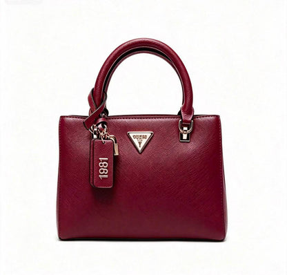 Prada
130 dhs🇦🇪🇦🇪
size：24cm
High-quality with box

Zain35
♥️♥️♥️