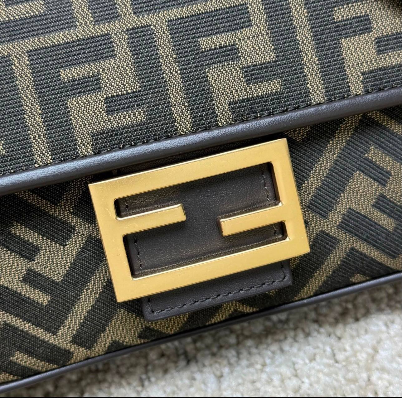 FENDI 
MASTER QUALITY
 WITH BOX 
240 dhs✅

Zain295
♥️♥️♥️