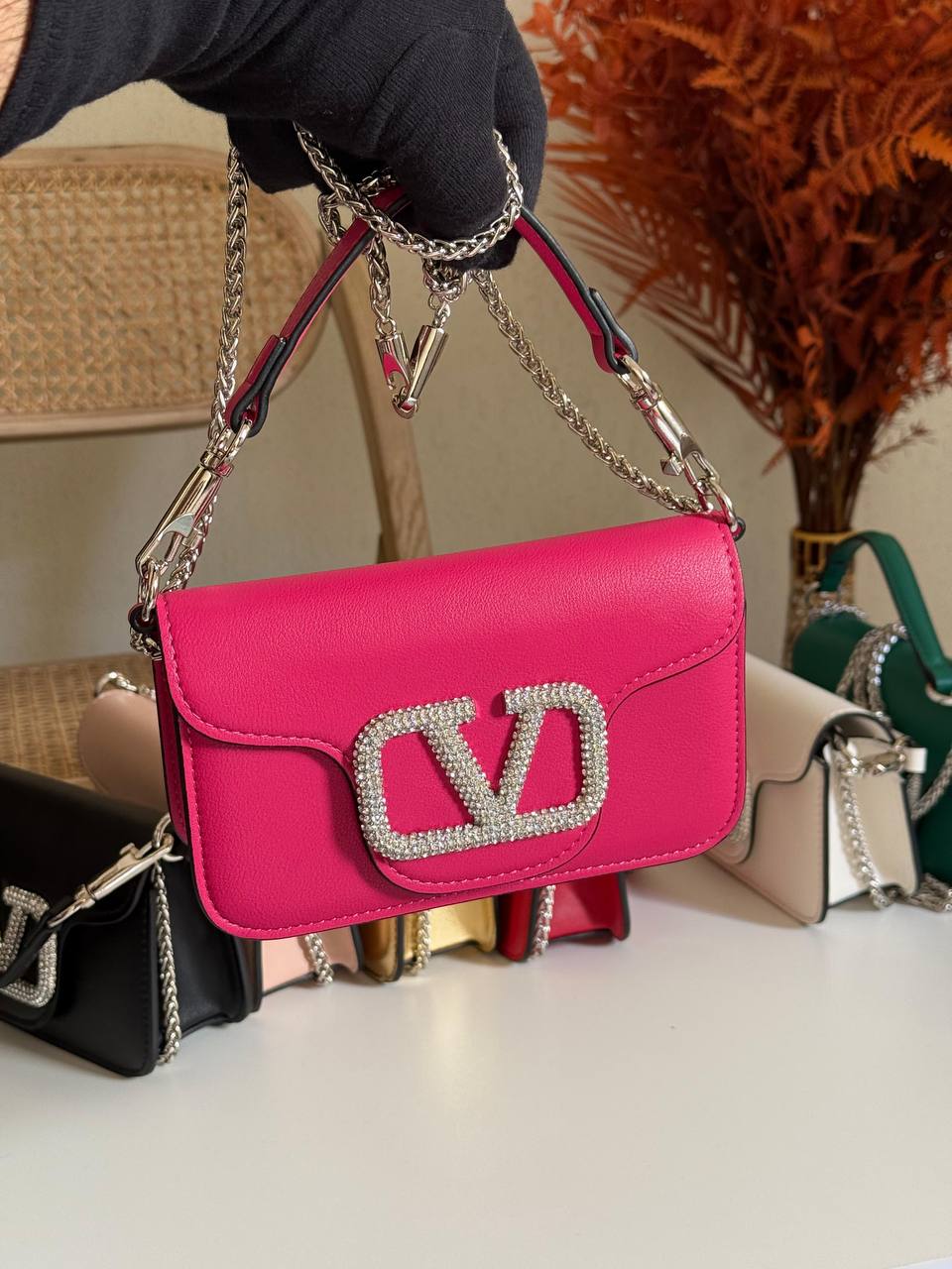 VALENTINO
20cm
350 dhs💓
Top quality 
With box🎁

Zain167
♥️♥️♥️