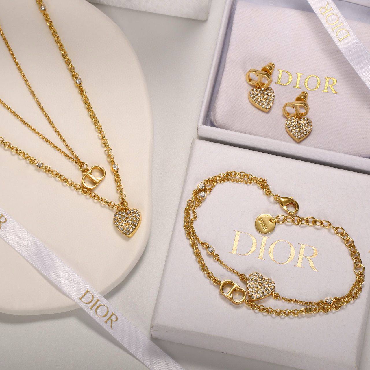 Dior set❤️‍🔥*
Necklace 🦋
Earring ✨
Bracelet 🍁
Master quality 💯
With normal boxes 🗃️ 
130 dhs✅
With master box 📦 
140 dhs✅

Zain216
♥️♥️♥️
