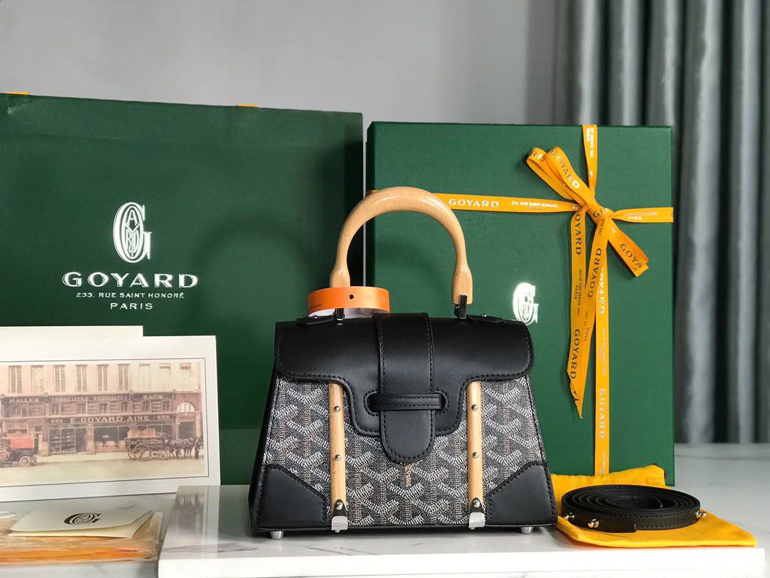 Goyard
Material: Goyardine canvas and leather

 Design: Structured handbag with a top handle

 Closure: Leather strap and clasp Style: Luxury, classic handbag

For Price 👇 WhatsApp✅
0568585901 
0507557372
0552275751 Owner Zain 👌

Zain325
♥️♥️♥️