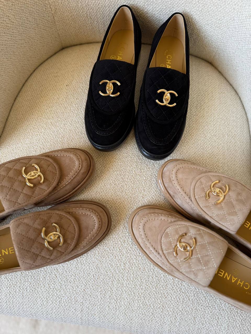 Chanel 
𝑨𝑨𝑨 𝑸𝒖𝒂𝒍𝒊𝒕𝒚
𝑺𝒊𝒛𝒆 𝟑5 𝒕𝒐 𝟒2 
450 dhs✅

Zain281
♥️♥️♥️