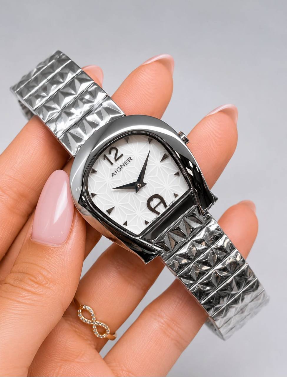 Aigner watch for ladies good quality 
270 dhs✅

Zain59
♥️♥️♥️