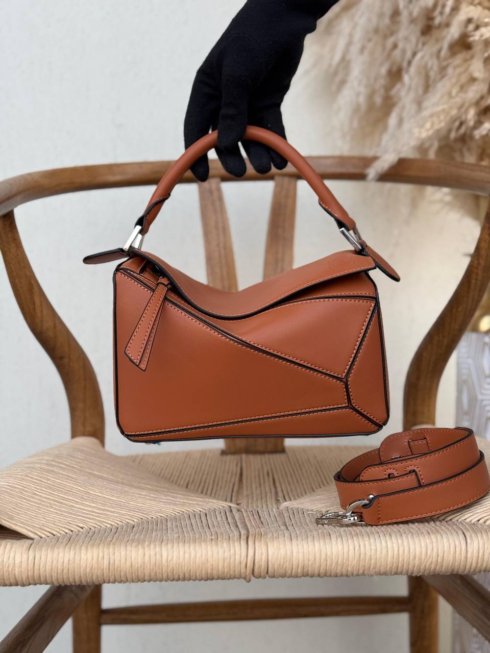 LOEWE

24cm
370 dhs💓

Top quality 

With box🎁

Zain167
♥️♥️♥️