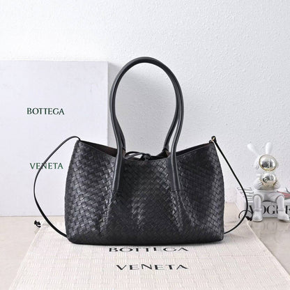 BOTTEGA
SUPER MASTER QUALITY 
SIZE:30 cm
For Price 👇 WhatsApp✅
0568585901 
0507557372
0552275751 Owner Zain 👌

Zain307
♥️♥️♥️