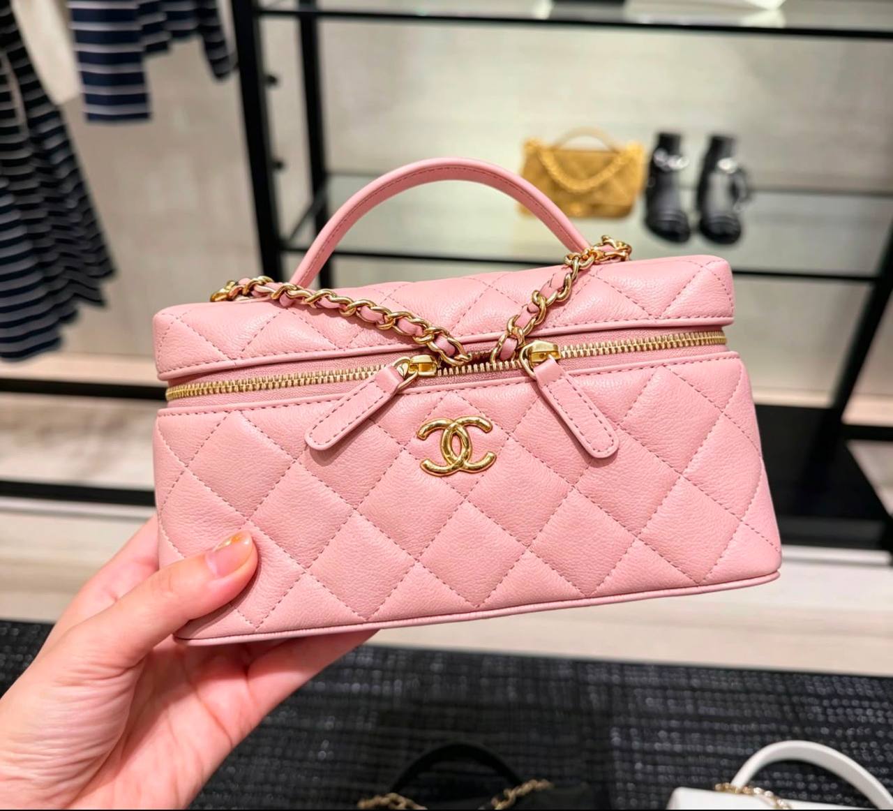 Chanel
105 dhs✅
Size：19cm
High-quality with box

Zain35
♥️♥️♥️