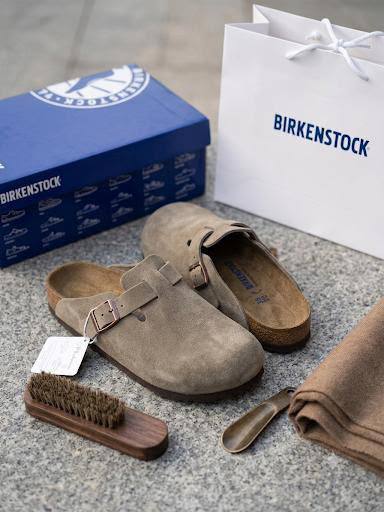 NEW CAME
BIRKENSTOCK 
LEATHER SLIPPER 
150 DHS✅
Size 40 to 45

Zain40
♥️♥️♥️