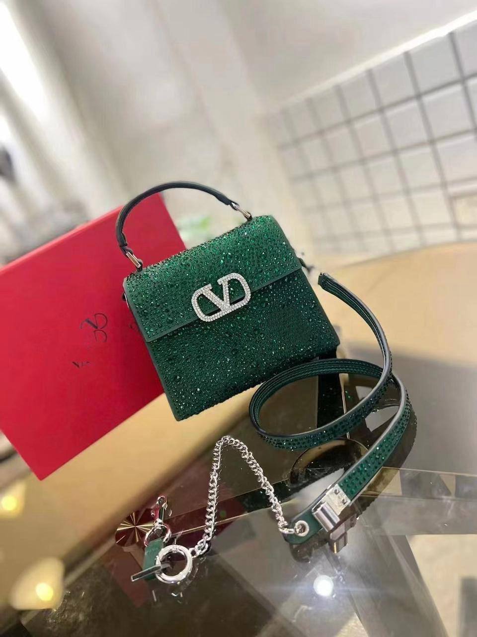 Valentino / Prada / Fendi
1⃣️First quality 

Size : 26 *19 cm

85 dhs✅

with 🖤 box🎁

Zain115
♥️♥️♥️
