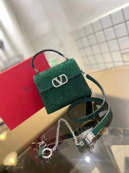 Valentino / Prada / Fendi
1⃣️First quality 

Size : 26 *19 cm

85 dhs✅

with 🖤 box🎁

Zain115
♥️♥️♥️