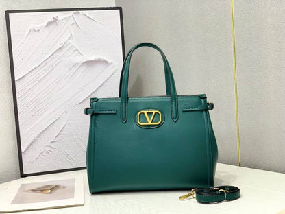 Valentino 
100 dhs✅
Size 33cm

Zain161
♥️♥️♥️
