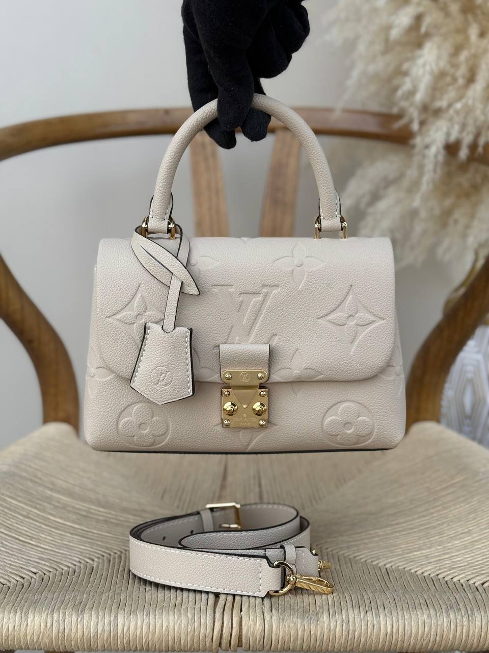 New Collection✨✨✨
LV
22cm
360 dhs👑
Top quality 
With box🎁

Zain167
♥️♥️♥️