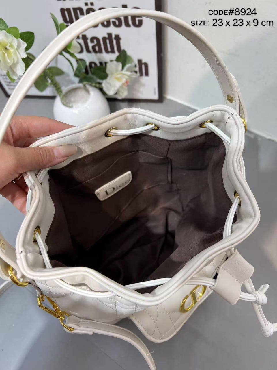 CHRISTIAN DIOR
BUCKET BAG
ᴡɪᴛʜ ʟᴏɴɢ ʙᴇʟᴛ sᴛʀᴀᴘ
sɪᴢᴇ : 23 cm

70 dhs🪙💕

Zain31
♥️♥️♥️