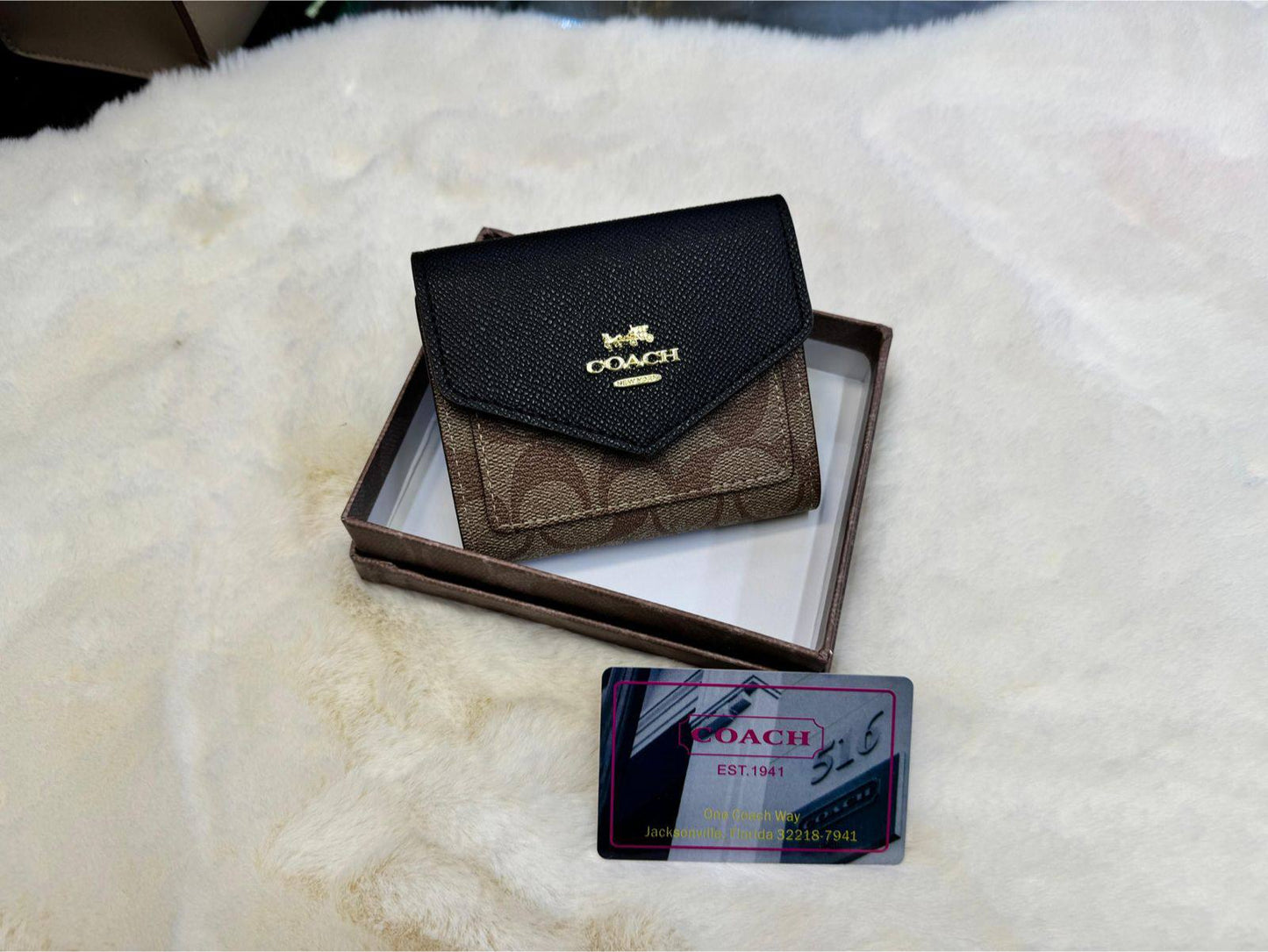 Coach wallet 

With box 
🎁🎁🎁

40 dhs❣️

Zain56
♥️♥️♥️