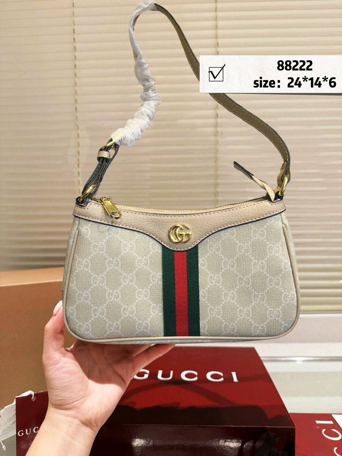 Gucci
95 dhs❣️

with box
🎁🎁🎁

Zain46
♥️♥️♥️