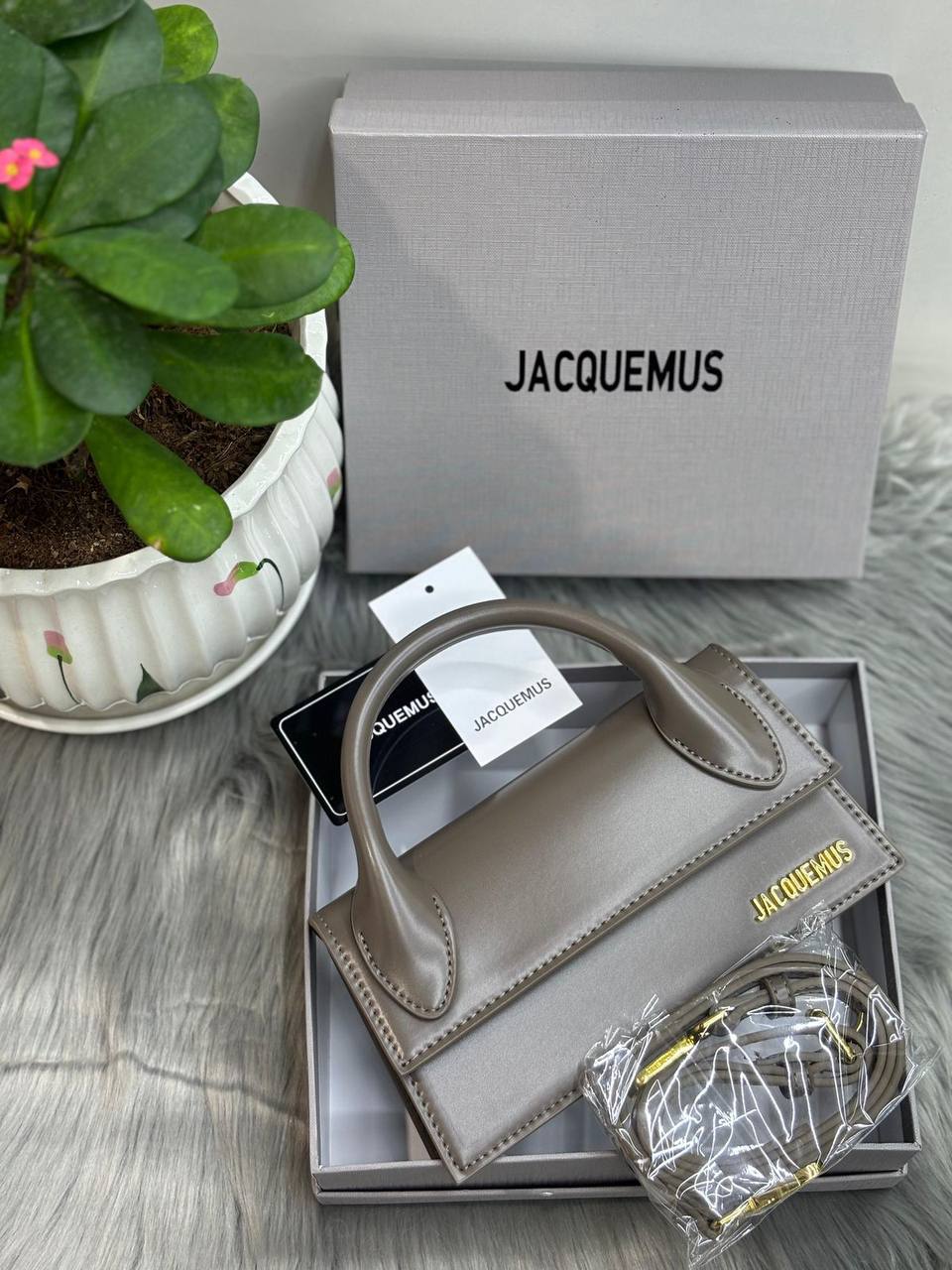 JACQUEMUS
SIZE  ………21  CM 🥰
95 dhs✅

with box 🌷
🎁🎁🎁

Zain51
♥️♥️♥️
