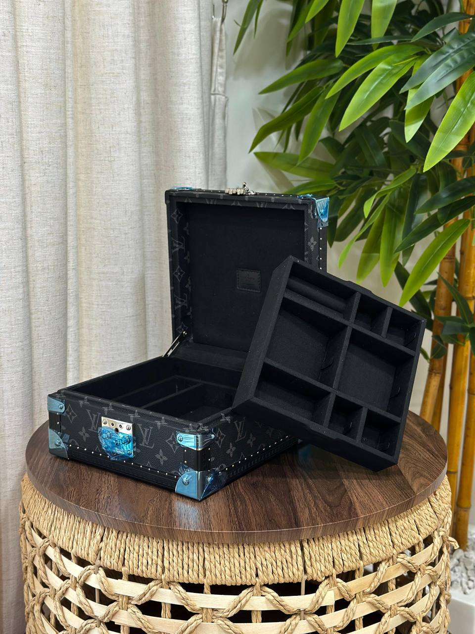 BRAND- LOUIS VUITTON 
*❗️JEWELLERY BOX❗*
*SUPER MASTER QUALITY ❗*
950 dhs✅
*WITH  PAPERBAG❗*

Zain267
♥️♥️♥️