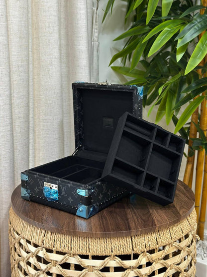 BRAND- LOUIS VUITTON 
*❗️JEWELLERY BOX❗*
*SUPER MASTER QUALITY ❗*
950 dhs✅
*WITH  PAPERBAG❗*

Zain267
♥️♥️♥️