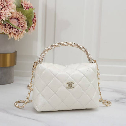 CHANEL

Best quality 
with box
100 dhs🇦🇪🇦🇪

size 20CM

Zain290
♥️♥️♥️
