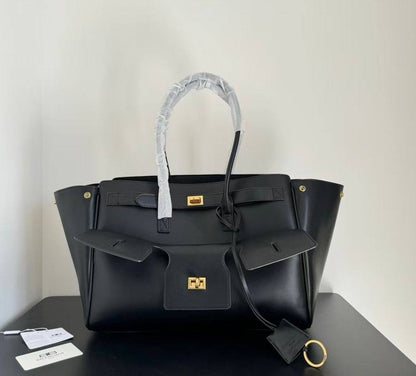 BALENCIAGA
 COPY ONE 
250 dhs🇦🇪

Zain39
♥️♥️♥️