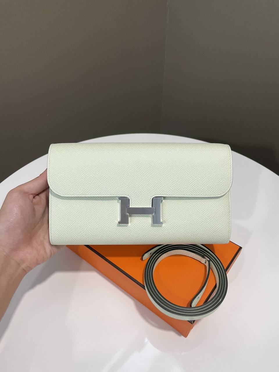 Hermes
good quality, 

comes with box, 🎁🎁🎁

size... 20*13 cm 
95 dhs👑

Zain12
♥️♥️♥️