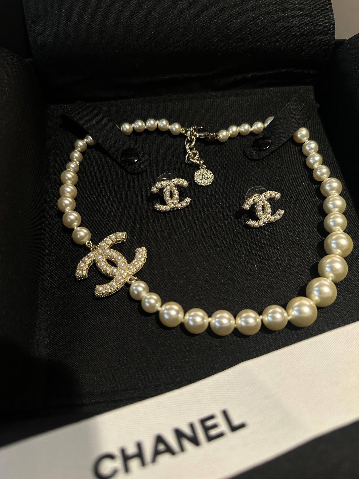 CHANEL
↗️ *Super Master Quality ®️*
* *New Collection* 
 Chanel the classic model Choker & Earings
For Price 👇 WhatsApp✅
0568585901 
0507557372
0552275751 Owner Zain 👌

Zain106
♥️♥️♥️